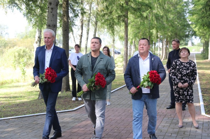 Губернатор Ведерников осмотрел благоустроенный мемориал в деревне Красуха и почтил память ее жителей, погибших от рук фашистов