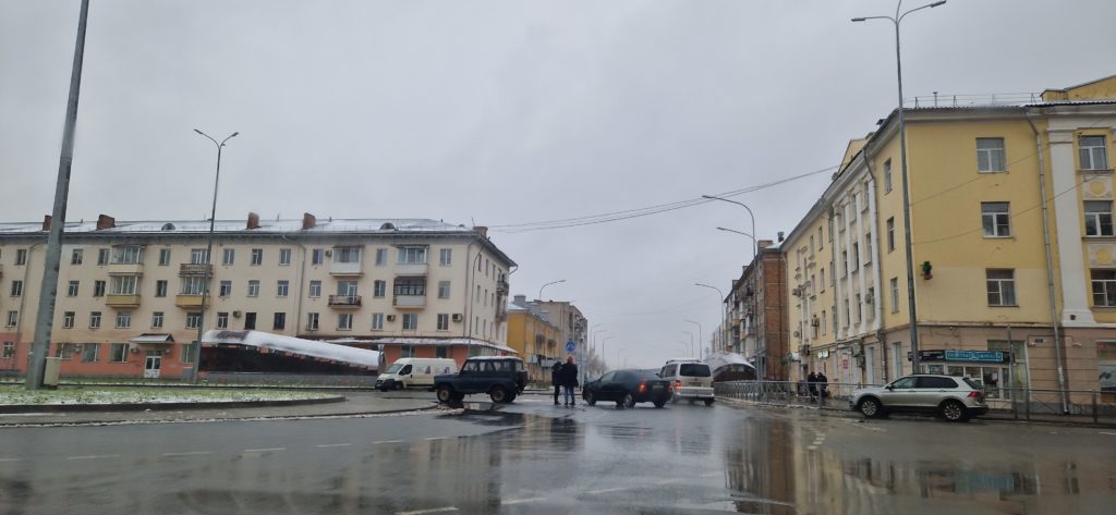 Очередное ДПТ на круговом движении в городе Великие Луки