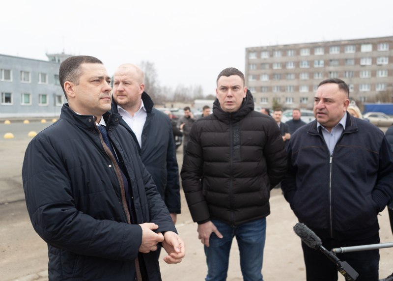 Реконструкцию площади у аэропорта и строительство пешеходного моста проконтролировал Михаил Ведерников в Пскове