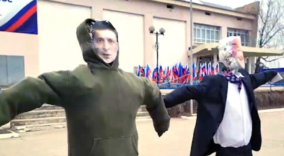 В ЛНР на Масленицу плеснули горючки и сожгли чучела Зеленского и Байдена
