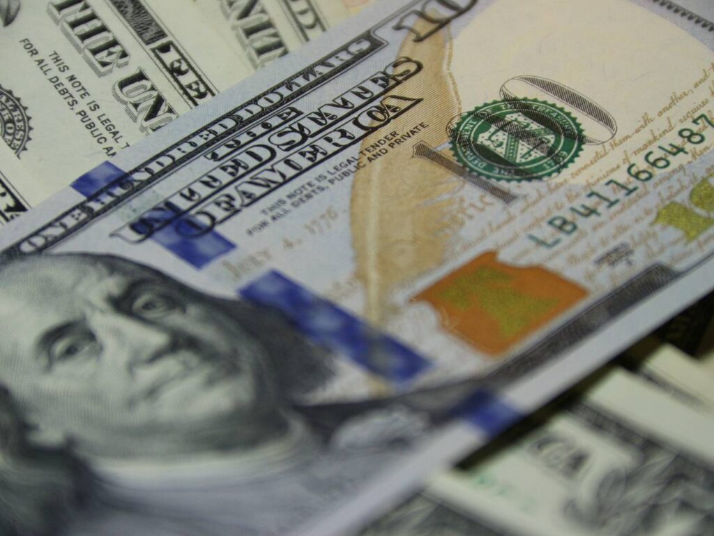 США рассматривают варианты использования замороженных почти $300 млрд: от конфискации до выпуска облигаций. Своих $ уже не хватает