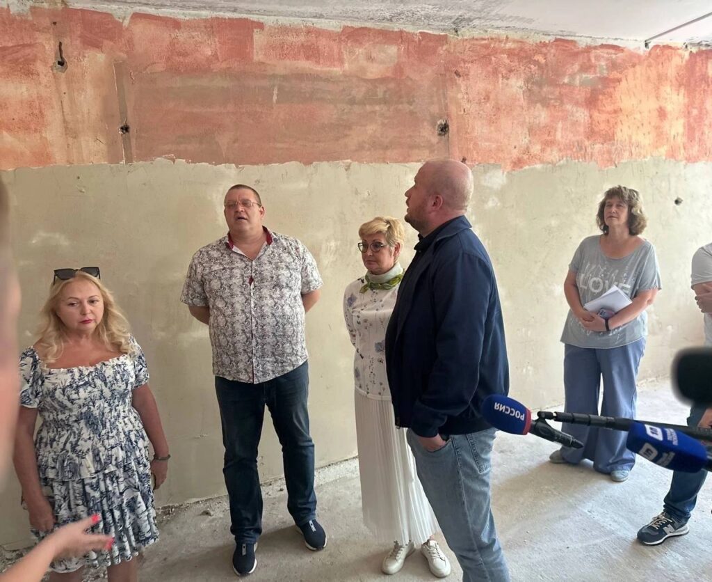 Глава Пскова Борис Елкин и депутат Псковской гордумы Юрий Бурлин проконтролировали ход капремонта в школах