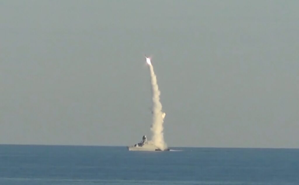 Сегодня на кораблях и в частях Военно-Морского Флота России свой профессиональный праздник отмечают моряки-надводники