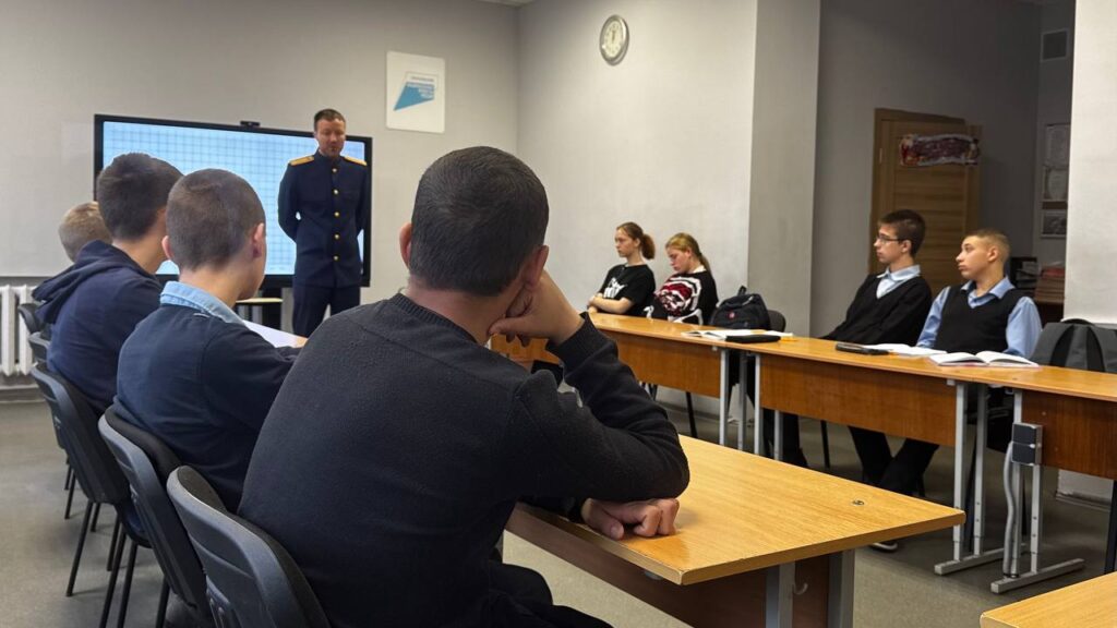 Сотрудник регионального СУ провел урок мужества