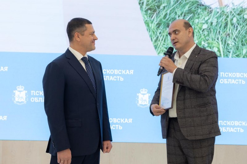 Михаил Ведерников вручил многодетным семьям сертификаты на приобретение жилья