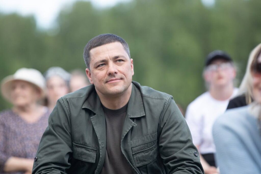 Михаил Ведерников рассказал о мерах соцподдержки учеников