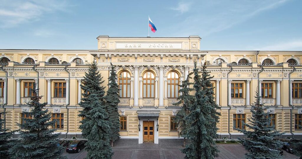 Доллар на межбанке опустился ниже ₽77. ЦБ РФ опубликовал официальный курс валют