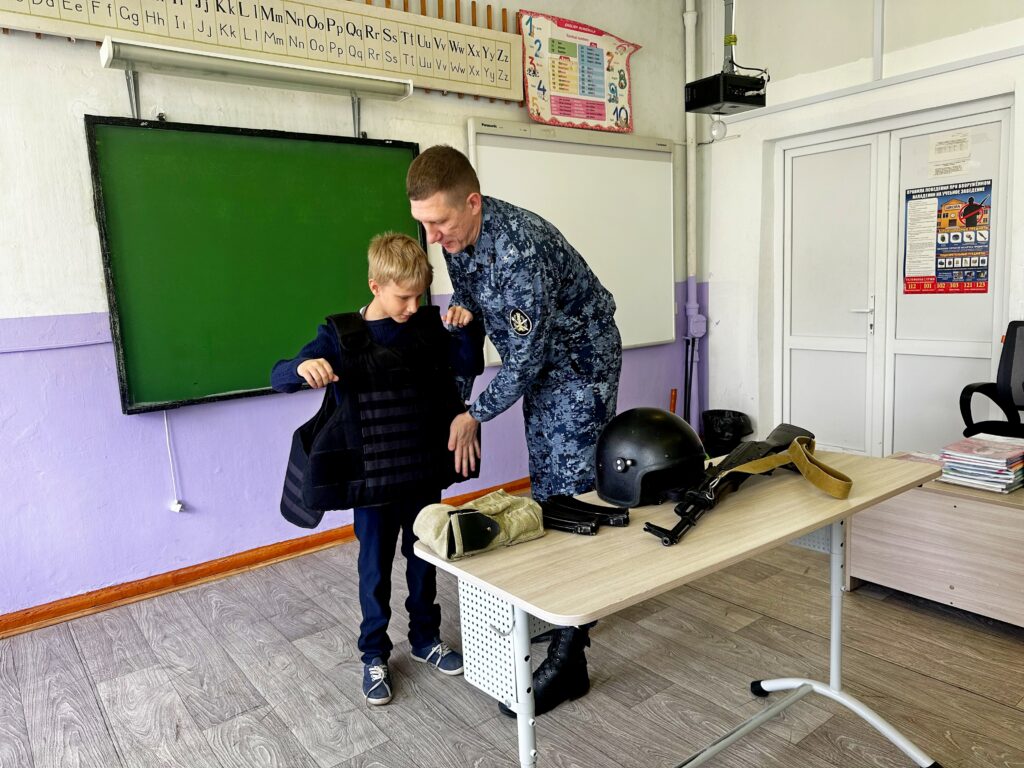 Сотрудники ИК-6 провели урок Мужества для пятиклассников школы поселка Сосновый Бор