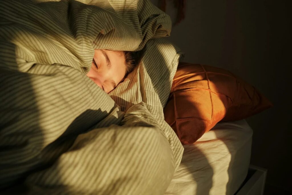 Нужно ли укрываться одеялом даже в жару?