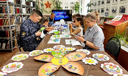 Сотрудники Псковской колонии отметили День семьи, любви и верности творческим мастер-классом