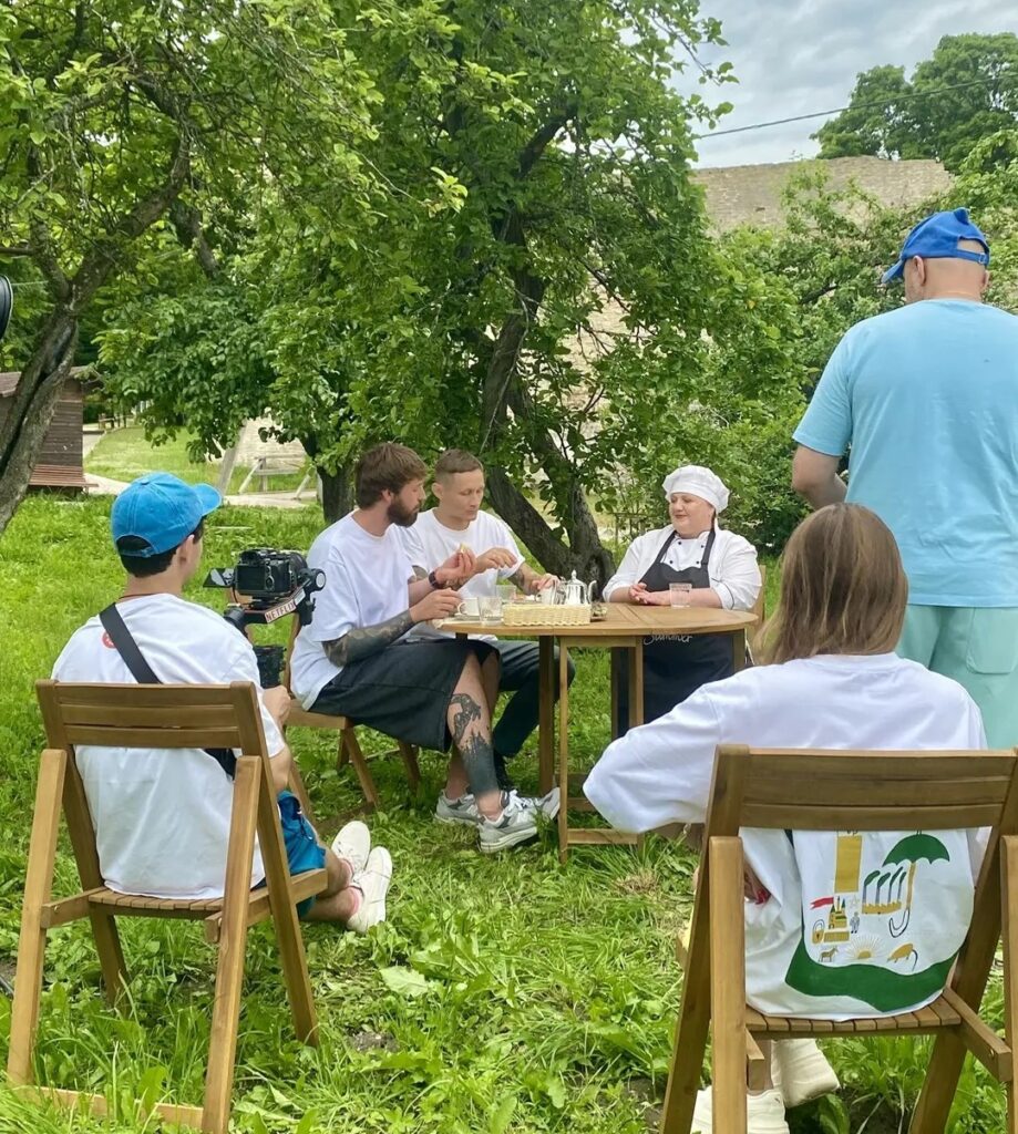Съёмки популярного кулинарного трэвел-шоу Первого канала «Повара на колесах» проходят в музее-заповеднике «Изборск»