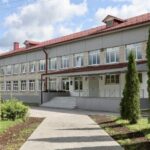 Михаил Ведерников проконтролировал ремонт в Плюсской средней школе