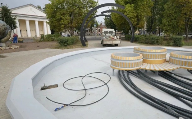 В Великих Луках завершают благоустройство сквера, заявил местный депутат Дмитрий Белюков