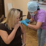 В Великих Луках на старте вакцинации от гриппа приняли участие сотрудники Администрации города