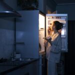 Почему вечером тянет на сладкое, алкоголь и соцсети