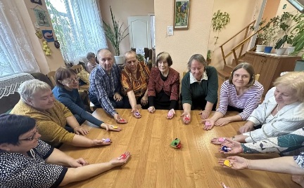 В Великих Луках провели мастер-класс ко Дню пожилого человека